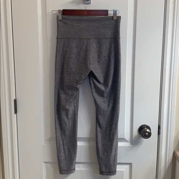 Lululemon Wunder Under pants size 6 LIKE NEW - Picture 2 of 2